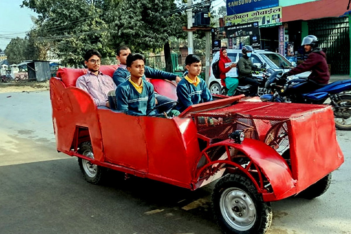 १० कक्षामा अध्ययनरत विद्यार्थीले बनाए विद्युतीय कार